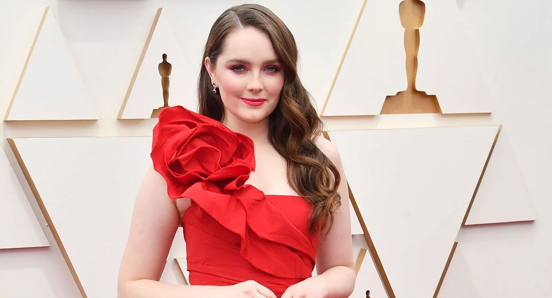 Amy Forsyth at Oscars 2022-Hairstyles to COPY from Oscars 2022
