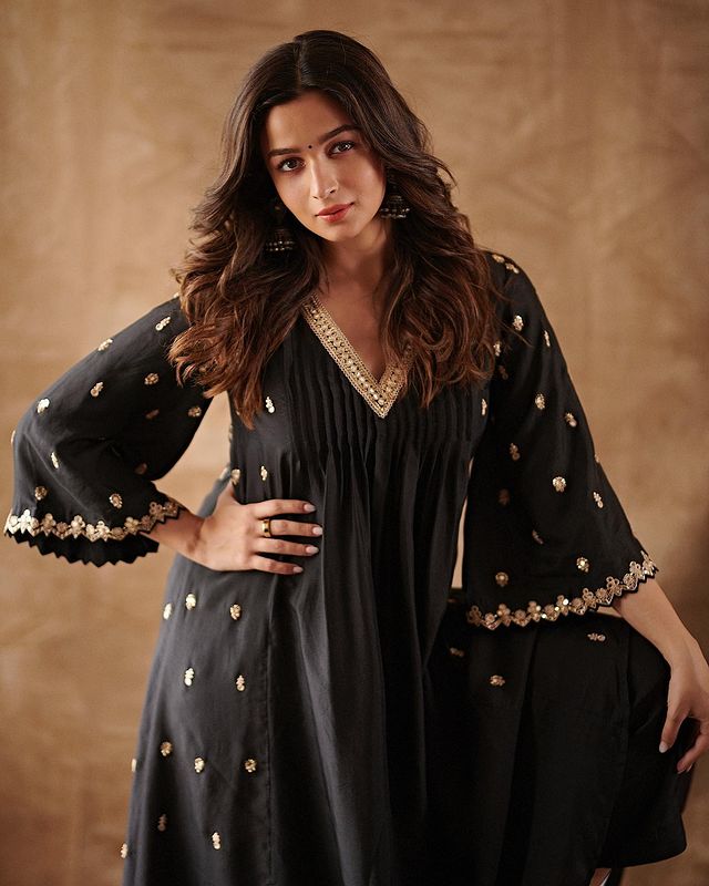 Alia Bhatt Pregnancy Looks- Black Flowy Kurta Dress