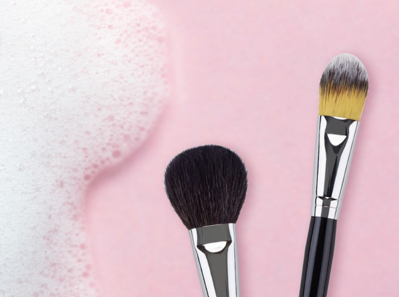 Makeup brushes and sponges
